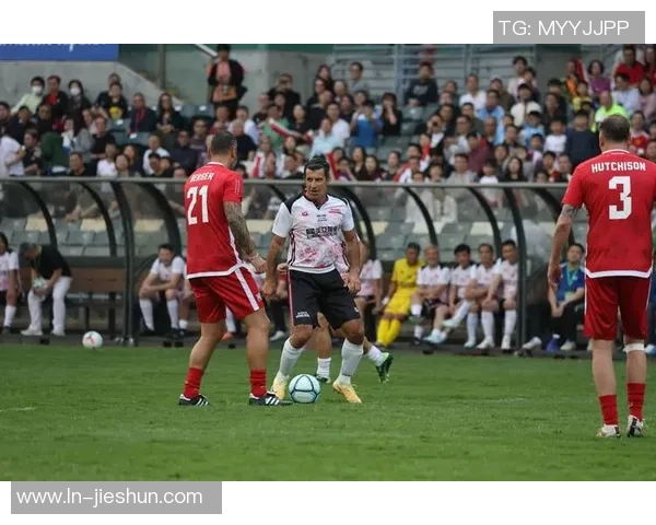 本泽马重返巅峰之路揭秘球场传奇与个人成长的完美结合